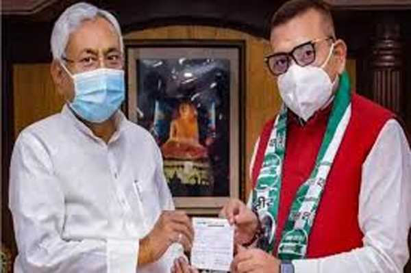 बिहार : पूर्व डीजीपी का सियासी सपना फिर टूटा, निराश नहीं होने की अपील बिहार : पूर्व डीजीपी का सियासी सपना फिर टूटा, निराश नहीं होने की अपील